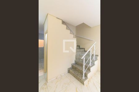 Escada de casa à venda com 3 quartos, 100m² em Parque Residencial Oratorio, São Paulo