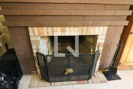 Detalhe da sala - Lareira de casa para alugar com 3 quartos, 308m² em Partenon, Porto Alegre