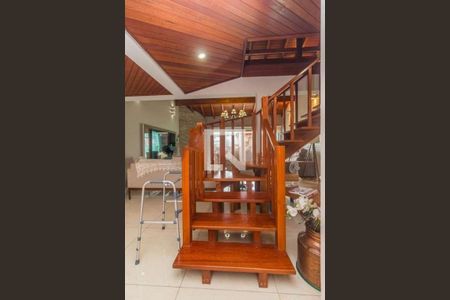 Escada de casa à venda com 4 quartos, 330m² em Espírito Santo, Porto Alegre