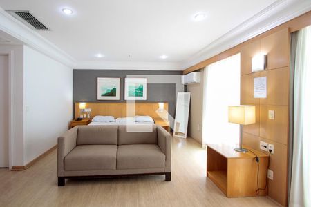 Sala/quarto de apartamento para alugar com 2 quartos, 70m² em Barra da Tijuca, Rio de Janeiro