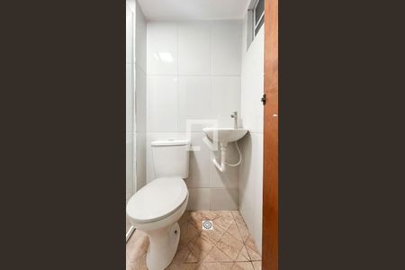 Banheiro de kitnet/studio para alugar com 1 quarto, 19m² em Vila Castelo, São Paulo