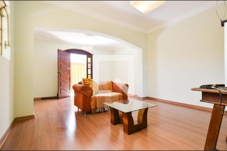 Sala de estar de casa para alugar com 5 quartos, 400m² em Sagrada Família, Belo Horizonte