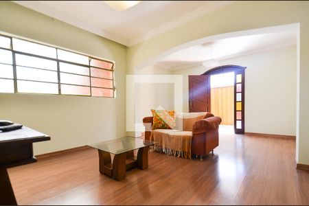 Sala de estar de casa para alugar com 5 quartos, 400m² em Sagrada Família, Belo Horizonte
