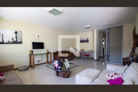 Sala de casa de condomínio para alugar com 3 quartos, 150m² em Vargem Grande, Rio de Janeiro