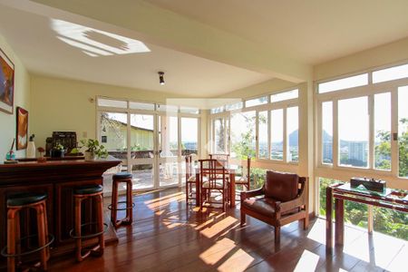 Sala de casa de condomínio para alugar com 6 quartos, 440m² em Itanhangá, Rio de Janeiro