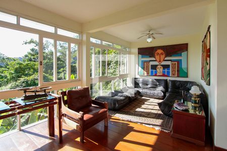 Sala de casa de condomínio para alugar com 6 quartos, 440m² em Itanhangá, Rio de Janeiro