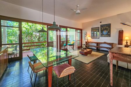 Sala de casa para alugar com 4 quartos, 336m² em Jardim Virginia, Guarujá