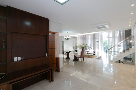 Sala de TV de casa à venda com 5 quartos, 607m² em Braúnas, Belo Horizonte