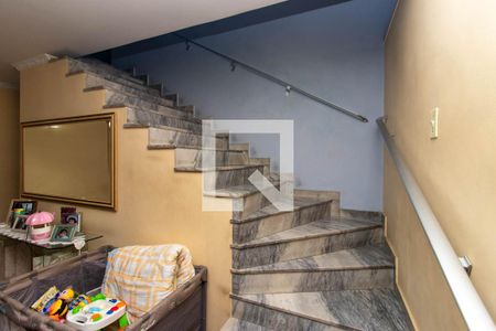 Escada de casa para alugar com 4 quartos, 158m² em Parque Novo Mundo, São Paulo