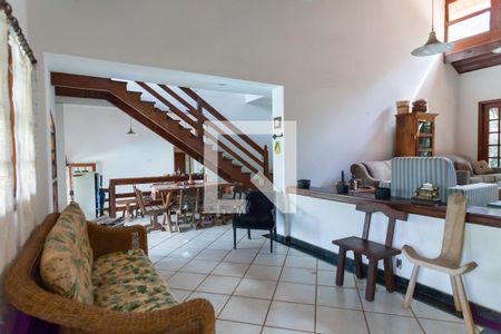 Sala de casa de condomínio à venda com 4 quartos, 250m² em Retiro do Chale, Brumadinho