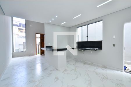 Sala de casa à venda com 3 quartos, 200m² em Santa Efigênia, Belo Horizonte