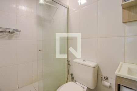 Banheiro de apartamento à venda com 1 quarto, 37m² em Jardim Sabará, Porto Alegre