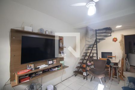 Sala de casa de condomínio para alugar com 2 quartos, 65m² em Galo Branco, São Gonçalo