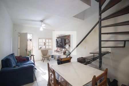 Sala de casa de condomínio para alugar com 2 quartos, 65m² em Galo Branco, São Gonçalo