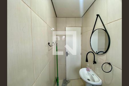 Banheiro de kitnet/studio para alugar com 1 quarto, 30m² em Vilamar, Praia Grande