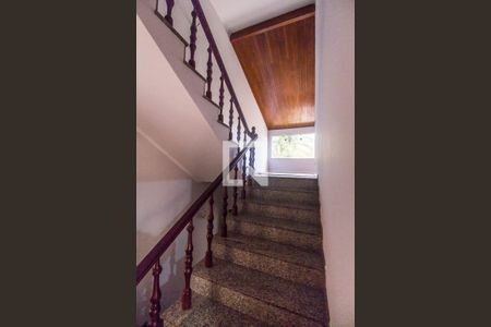 Escada de casa de condomínio para alugar com 4 quartos, 470m² em Alphaville, Santana de Parnaíba