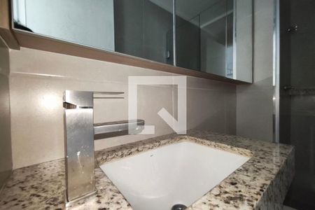 Banheiro de apartamento à venda com 1 quarto, 37m² em Jardim Ipaussurama, Campinas