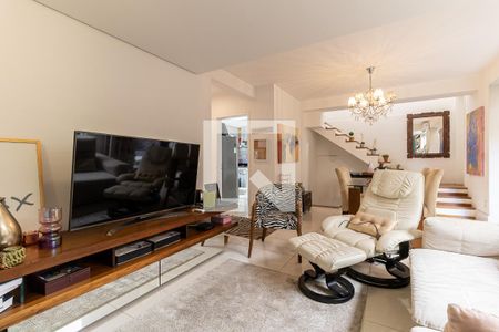 Sala de casa de condomínio para alugar com 3 quartos, 240m² em Aclimação, São Paulo