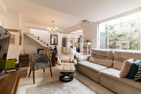 Sala de casa de condomínio para alugar com 3 quartos, 240m² em Aclimação, São Paulo