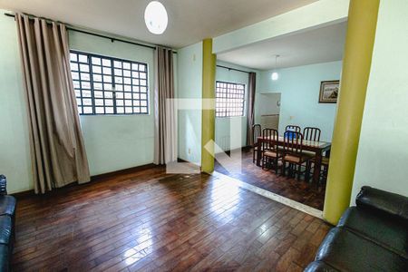 Sala de casa à venda com 4 quartos, 250m² em Itatiaia, Belo Horizonte