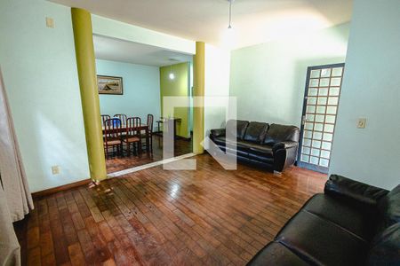 Sala de casa à venda com 4 quartos, 250m² em Itatiaia, Belo Horizonte