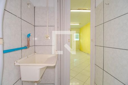 Banheiro de kitnet/studio para alugar com 1 quarto, 30m² em Costa E Silva, Porto Alegre