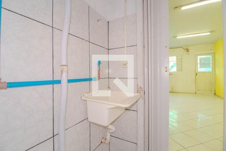 Banheiro de kitnet/studio para alugar com 1 quarto, 30m² em Costa E Silva, Porto Alegre