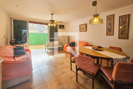 Sala de casa de condomínio para alugar com 2 quartos, 110m² em Tortuga, Guarujá