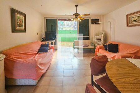 Sala de casa de condomínio para alugar com 2 quartos, 110m² em Tortuga, Guarujá