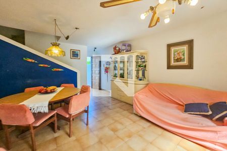 Sala de casa de condomínio para alugar com 2 quartos, 110m² em Tortuga, Guarujá