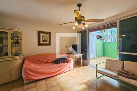 Sala de casa de condomínio para alugar com 2 quartos, 110m² em Tortuga, Guarujá