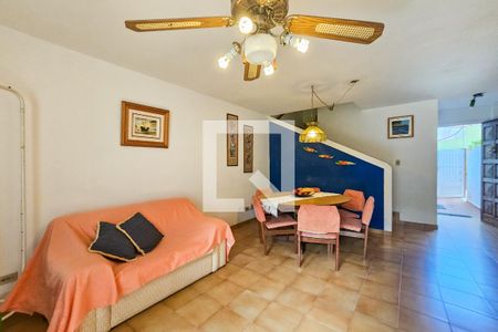 Sala de casa de condomínio para alugar com 2 quartos, 110m² em Tortuga, Guarujá