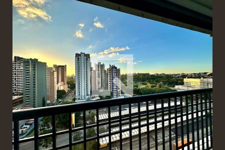 Vista da Varanda - com o vidro aberto de apartamento para alugar com 3 quartos, 90m² em Cabral, Curitiba