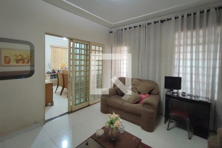 Sala de Estar de casa para alugar com 2 quartos, 250m² em Vila Aurocan, Campinas
