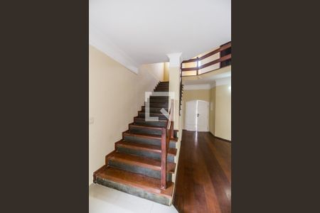 Escada de casa de condomínio para alugar com 4 quartos, 395m² em Alphaville 9, Santana de Parnaíba