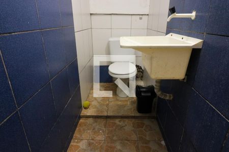 Banheiro de kitnet/studio para alugar com 1 quarto, 30m² em Nonoai, Porto Alegre