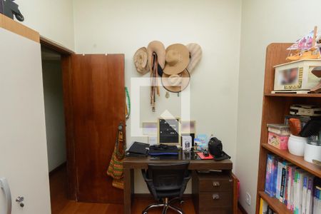 Quarto 2 de casa à venda com 4 quartos, 180m² em Milionários, Belo Horizonte