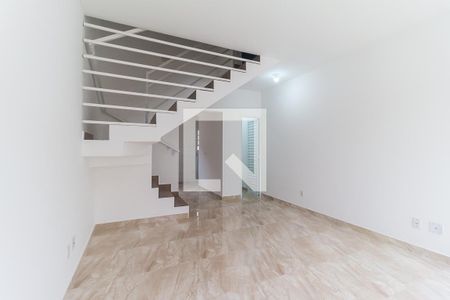 Sala de casa de condomínio para alugar com 2 quartos, 83m² em Vila Amélia, Poá