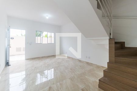 Sala de casa de condomínio para alugar com 2 quartos, 83m² em Vila Amélia, Poá
