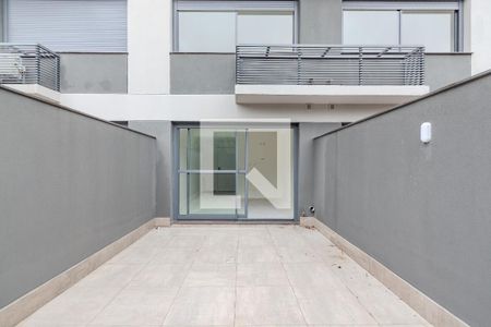 Quintal de kitnet/studio à venda com 1 quarto, 40m² em Boa Vista, Porto Alegre