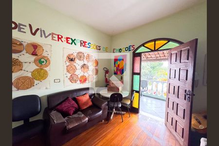 Sala de casa à venda com 3 quartos, 250m² em Santa Cruz Industrial, Contagem