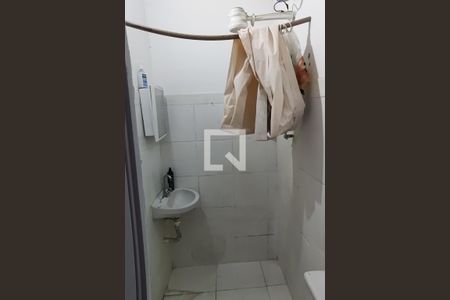 Banheiro de kitnet/studio para alugar com 1 quarto, 28m² em Pechincha, Rio de Janeiro