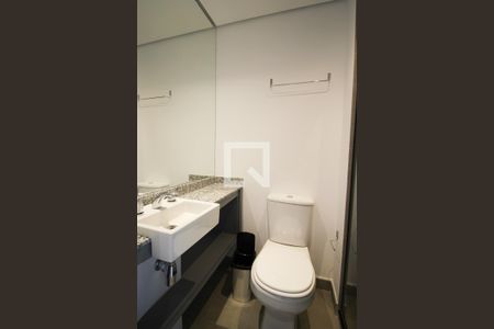 Banheiro de kitnet/studio para alugar com 1 quarto, 28m² em Moema, São Paulo