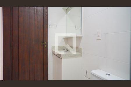 Banheiro de kitnet/studio para alugar com 1 quarto, 26m² em Carvoeira, Florianópolis