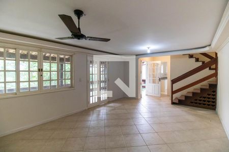 Sala de casa de condomínio à venda com 2 quartos, 206m² em Serra Grande, Niterói