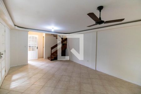 Sala de casa de condomínio à venda com 2 quartos, 206m² em Serra Grande, Niterói