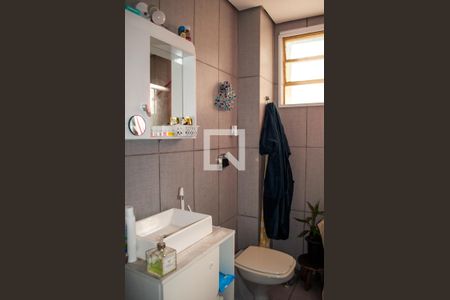 Banheiro de apartamento à venda com 2 quartos, 58m² em Glória, Porto Alegre