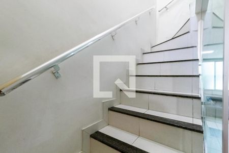 Escada de casa à venda com 4 quartos, 138m² em Santa Terezinha, Belo Horizonte