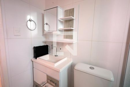 Banheiro de apartamento à venda com 2 quartos, 63m² em Parque São Vicente, Mauá