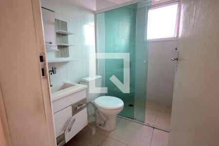 Banheiro de apartamento à venda com 2 quartos, 63m² em Parque São Vicente, Mauá